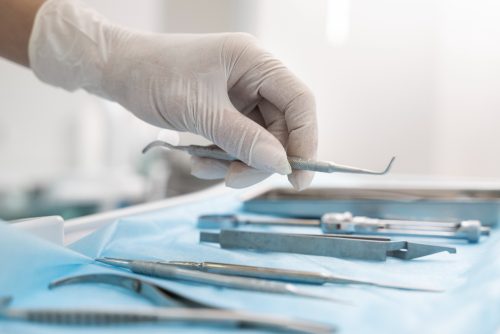 Tandheelkundige instrumenten op een steriel behandeldoek
